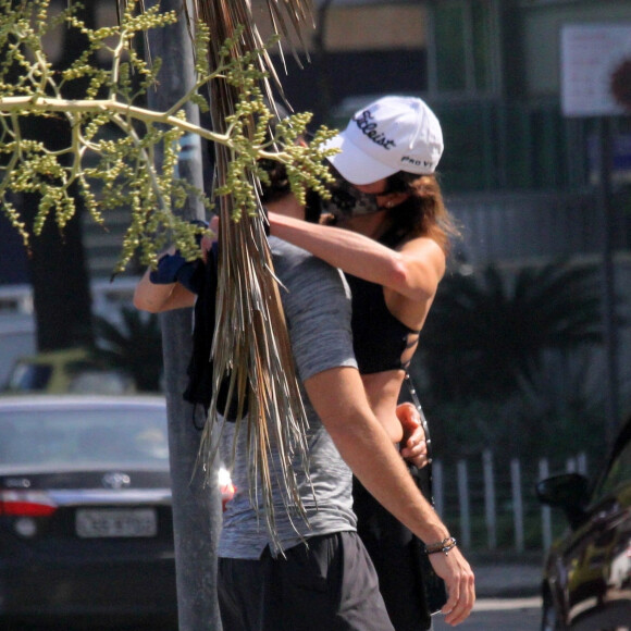 Luciana Gimenez é fotografada caminhando na orla de Ipanema com namorado, Eduardo Buffara, no Rio de Janeiro, neste domingo, 02 de agosto de 2020
