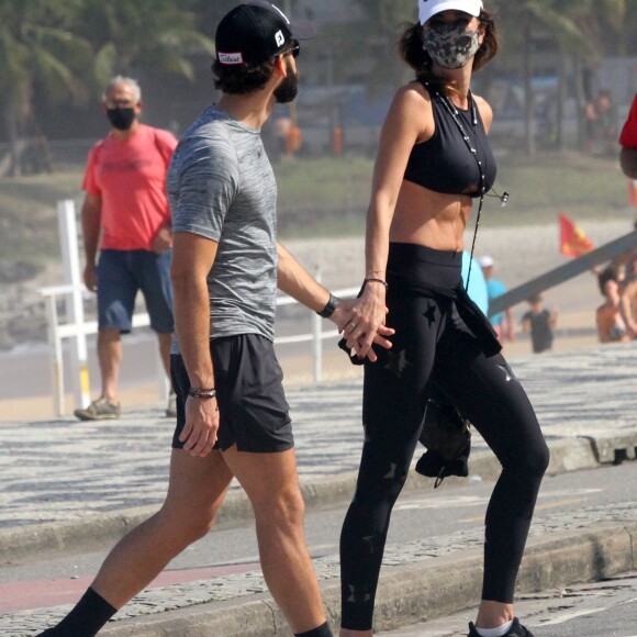 Luciana Gimenez e o namorado, Eduardo Buffara, fizeram caminhada na orla da praia de Ipanema, no Rio de Janeiro