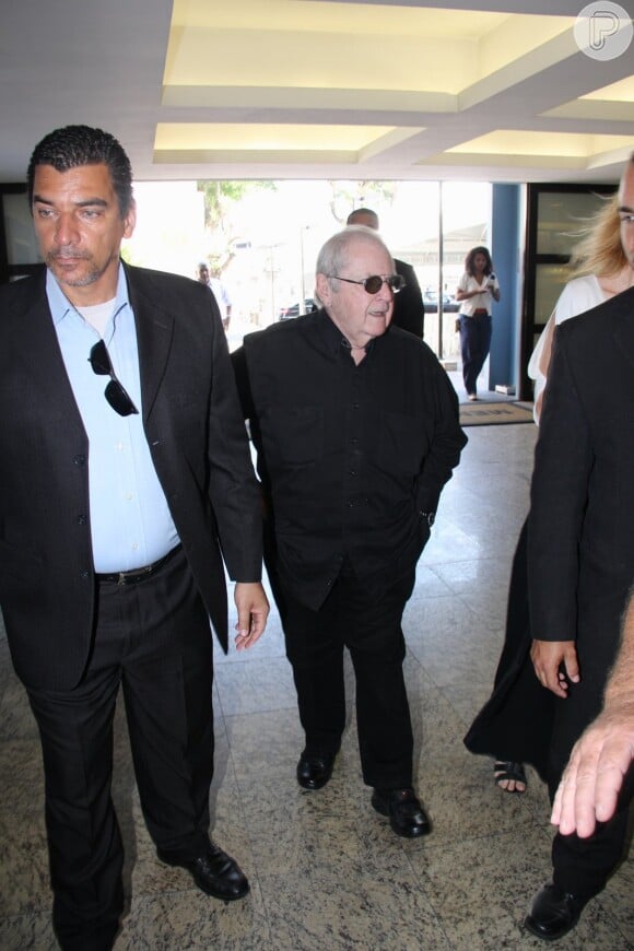 Rodeado de seguranças, Jô Soares apareceu abatido no velório do filho, Rafael