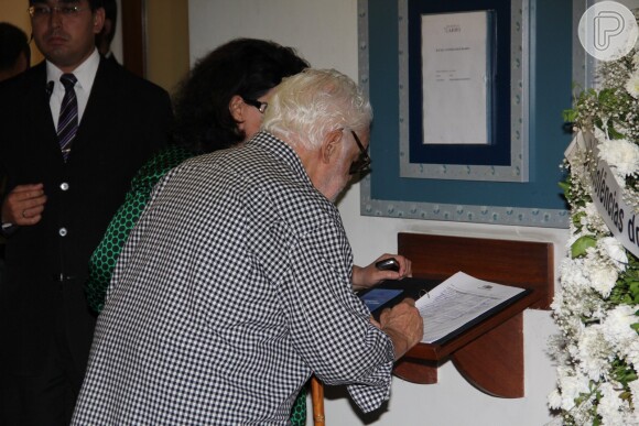 O escritor Manoel Carlos assinou o livro de condolência em respeito à Rafael, filho de Jô Soares