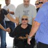 Teresa Austregésilo, mãe de Rafael, apareceu muito triste e de cadeira de rodas no velório do filho