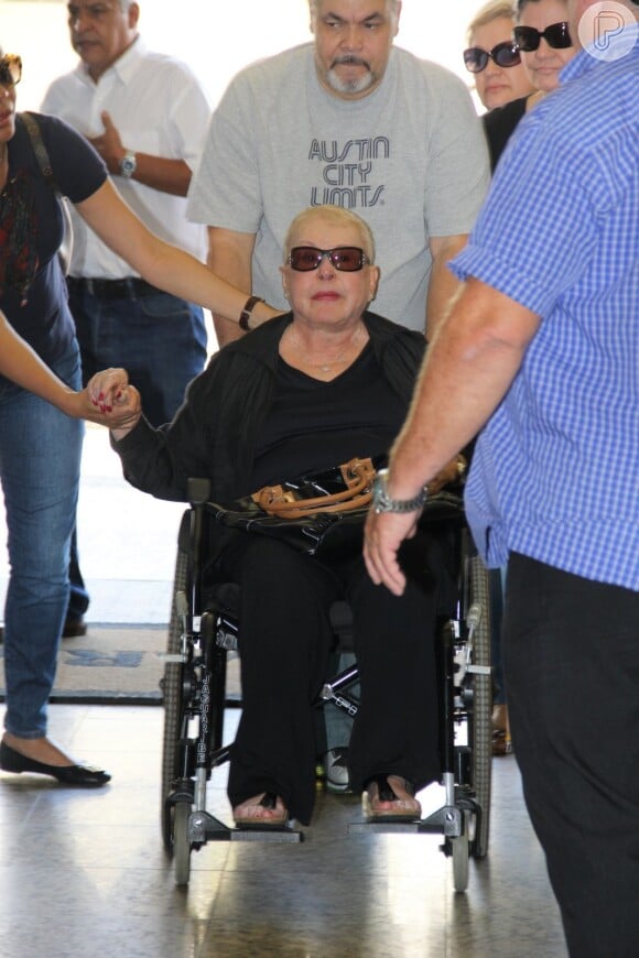 Teresa Austregésilo, mãe de Rafael, apareceu muito triste e de cadeira de rodas no velório do filho