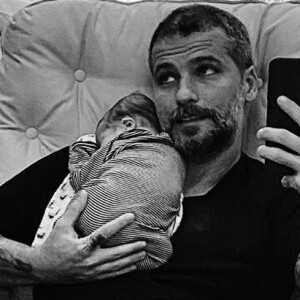 Bruno Gagliasso faz foto colocando o filho para arrotar