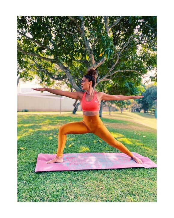 Juliana Paes mantém corpo em forma na quarentena com exercícios físicos diários