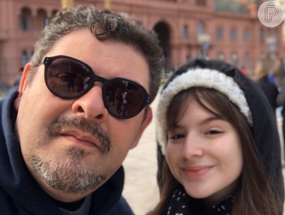 Sophia Valverde postou foto com o pai durante viagem