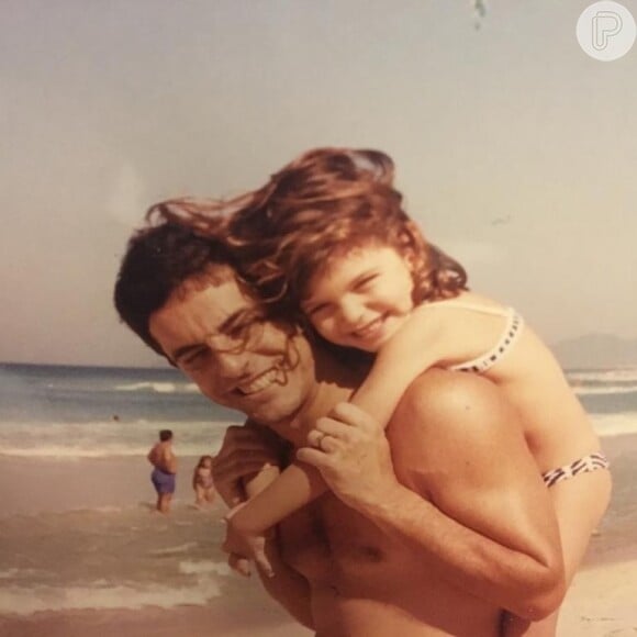 Mariana Goldfarb revirou o baú e postou foto com o pai quando ainda era criança