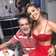 Namorada de Zé Felipe, Virgínia Fonseca apareceu em foto com o pai