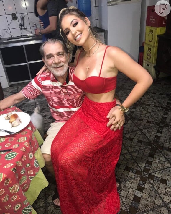 Namorada de Zé Felipe, Virgínia Fonseca apareceu em foto com o pai