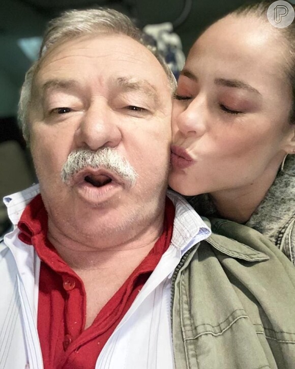 Paolla Oliveira se declarou ao pai compartilhando foto em rede social