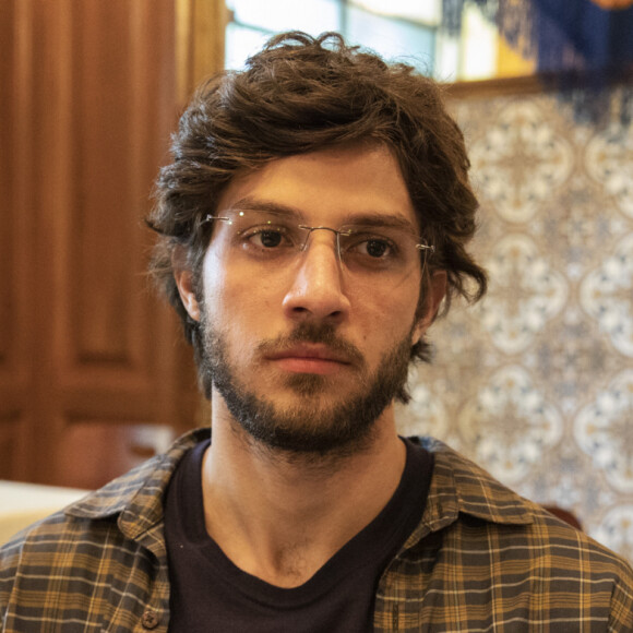 Chay Suede teve que interromper gravações de 'Amor de Mãe', da TV Globo, devido a pandemia do coronavírus