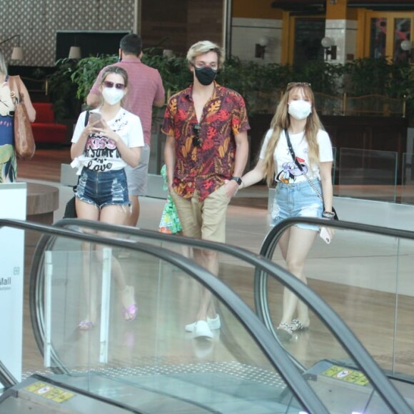 Larissa Manoela e namorado, Léo Cidade, foram fotografados em shopping no Rio de Janeiro