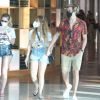 Larissa Manoela caminhou de mãos dadas com o namorado, Léo Cidade, em shopping no Rio
