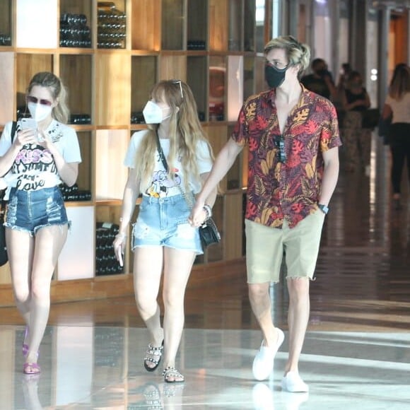 Larissa Manoela caminhou de mãos dadas com o namorado, Léo Cidade, em shopping no Rio