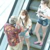 Larissa Manoela conversa com o namorado, Léo Cidade, em escada rolante de shopping