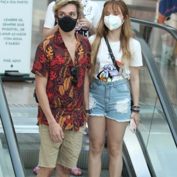 Larissa Manoela e namorado, Léo Cidade, foram fotografados em shopping no Rio de Janeiro