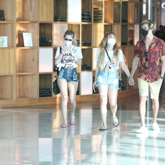 Larissa Manoela passeia de mãos dadas ao namorado, Léo Cidade