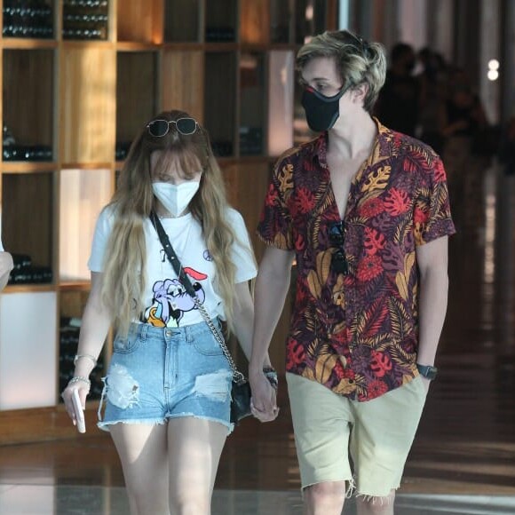 Larissa Manoela e namorado, Léo Cidade, se beijam durante passeio. Fotos!