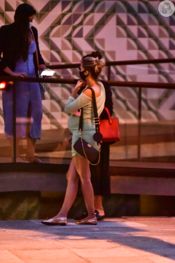 Carol Dias evidencia barriga de 8 meses de gravidez com vestido justo ao ir a um SPA com as amigas em Pinheiros, São Paulo, nesta terça-feira, 11 de agosto de 2020