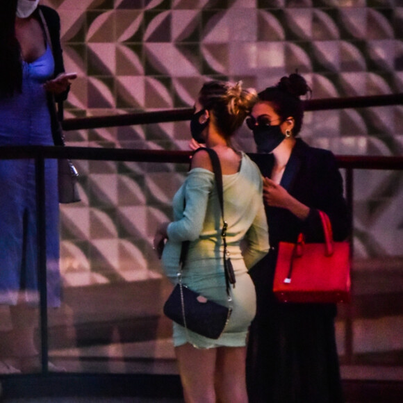 Carol Dias evidencia barriga de 8 meses de gravidez com vestido justo ao ir a um SPA com as amigas em Pinheiros, São Paulo, nesta terça-feira, 11 de agosto de 2020