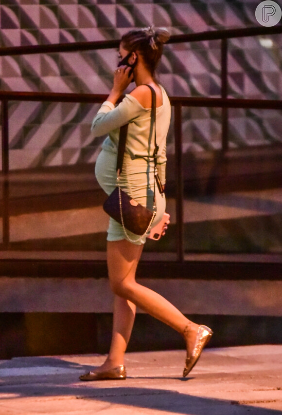 Carol Dias evidencia barriga de 8 meses de gravidez com vestido justo ao ir a um SPA com as amigas em Pinheiros, São Paulo, nesta terça-feira, 11 de agosto de 2020