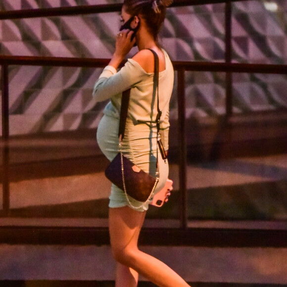 Carol Dias evidencia barriga de 8 meses de gravidez com vestido justo ao ir a um SPA com as amigas em Pinheiros, São Paulo, nesta terça-feira, 11 de agosto de 2020