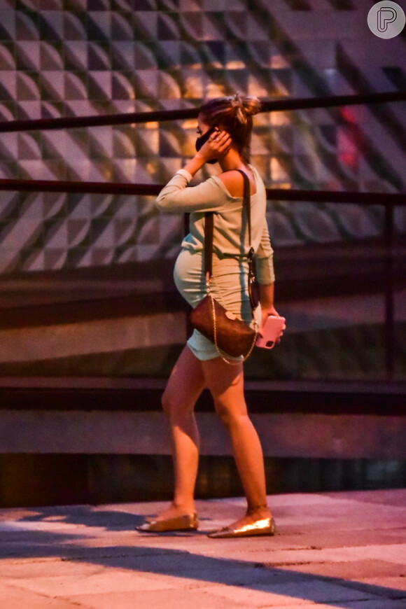 Carol Dias evidencia barriga de 8 meses de gravidez com vestido justo ao ir a um SPA com as amigas em Pinheiros, São Paulo, nesta terça-feira, 11 de agosto de 2020