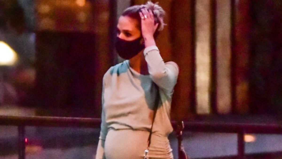 Grávida de 8 meses, Carol Dias evidencia barriga com look justo ao deixar  SPA - Purepeople