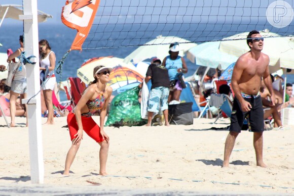 Fernanda Lima também jogou vôlei com amigos na praia