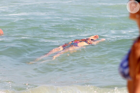 A apresentadora Fernanda Lima se refrescou e boiou no mar do Leblon, no Rio