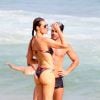 Na praia, Fernanda Lima esbanjou boa forma em um maiô estampado