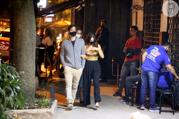 Isis Valverde combinou top cropped colorido e calça de cintura alta preta para jantar com o marido, André Resende