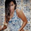 Anitta faz ensaio tomando banho durante viagem na Itália