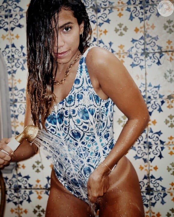 Anitta faz ensaio tomando banho durante viagem na Itália
