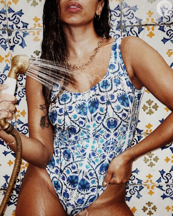 Anitta toma ducha de maiô e mostra corpo definido