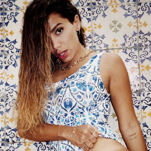 Com look moda praia, Anitta mostra bronze em foto