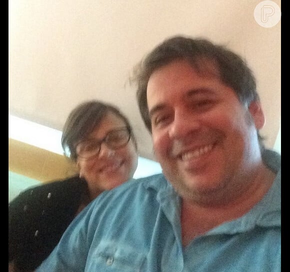 Leandro Hassum posta foto de dentro hospital ao lado da mulher, Karina Gomes, após cirurgia de estômago:' Operação sucesso'