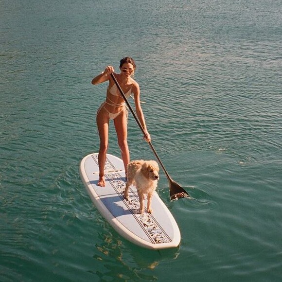 Bruna Marquezine se divertiu com nova pet em viagem de férias