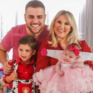 Zé Neto tieta filha Angelina em fotos com lookinho fashion e laços. Confira o ensaio divulgado nesta terça-feira, dia 18 de agosto de 2020