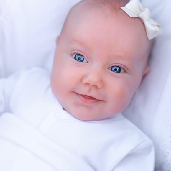 Filha de Ana Paula Siebert chora ao ser vacinada