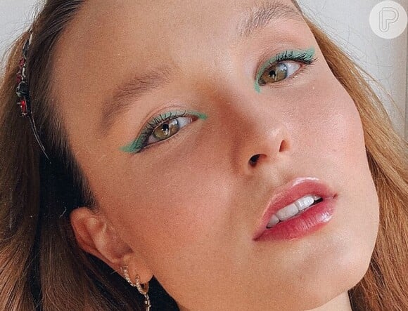 Larissa Manoela adora delineados coloridos em sua maquiagem