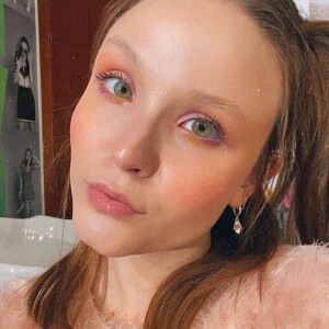 Larissa Manoela adora incluir sombras coloridas na sua maquiagem