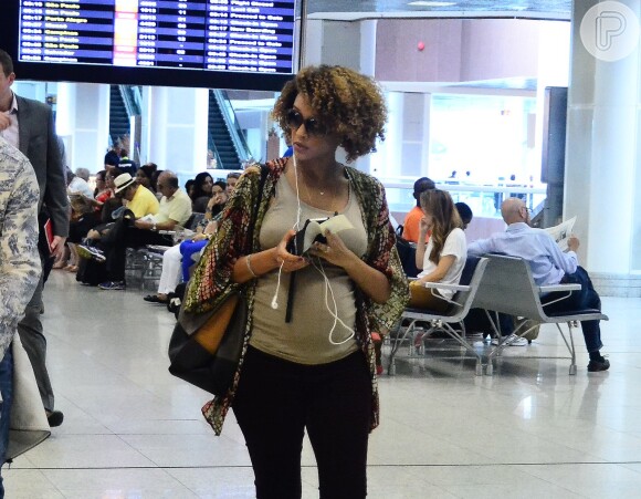 Taís Araújo escolhe look estilosos e confortável para viajar de avião