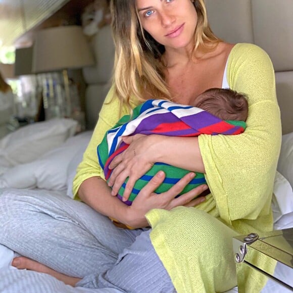 Giovanna Ewbank faz foto com sutiã de amamentação