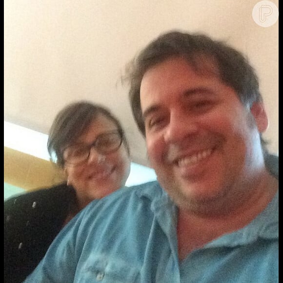 Leandro Hassum postou imagem, ainda no hospital, ao lado da esposa