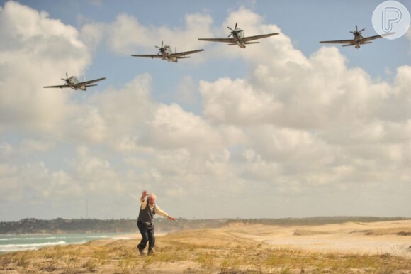 Samuel (Juca de Oliveira) fica apavorado quando vê os caças da Força Aérea Brasileira no céu de Vila dos Ventos, em 'Flor do Caribe'