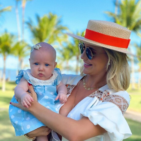 Ana Paula Siebert está viajando para Bahia com a filha, Vicky, e o marido, Roberto Justus