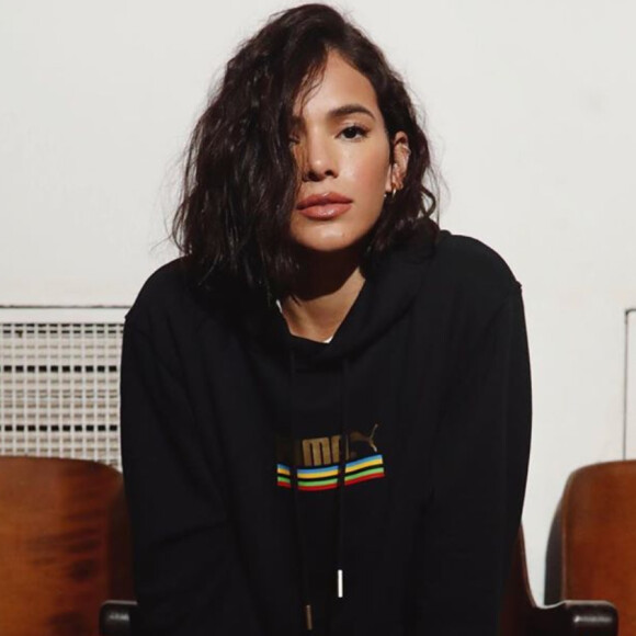 Comfy e cool! Bruna Marquezine alia tênis colorido a moletom e jeans em look compartilhado nesta quinta-feira, dia 10 de setembro de 2020