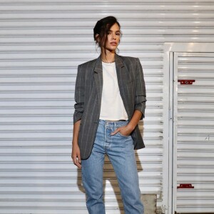Bruna Marquezine já montou office look despojado com tênis