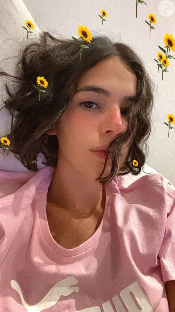 Bruna Marquezine exibiu cabelo cacheado em foto no Instagram Stories