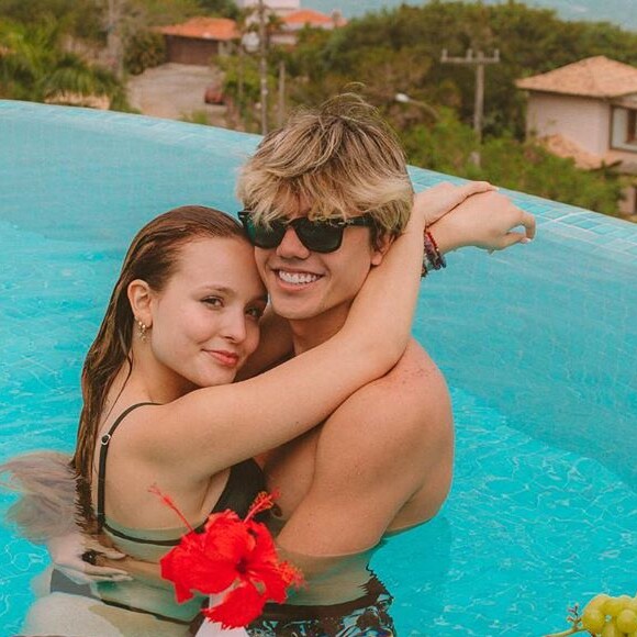 Larissa Manoela viajou com Leo Cidade para festejar os 24 anos do namorado